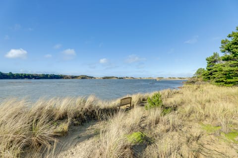 Private Beach, Deck & Grill! Siuslaw River Getaway House in Oregon