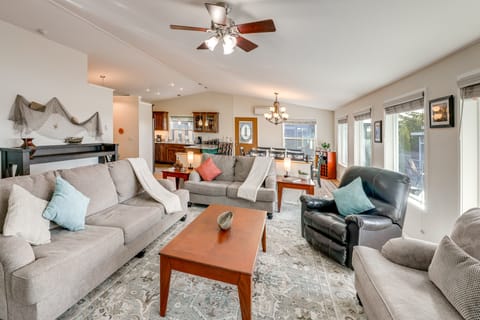 Private Beach, Deck & Grill! Siuslaw River Getaway House in Oregon