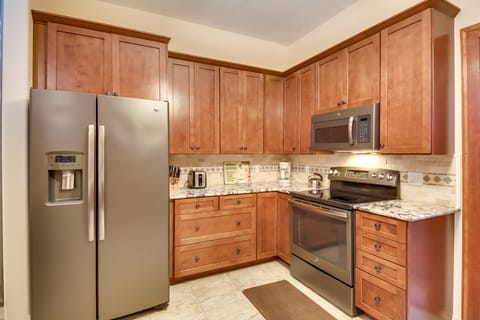 Steps to Shops & Dining: Historic Dtwn Wallace Gem Apartment in Wallace