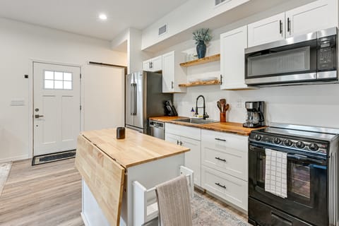 4 Mi to Outlets! Townhome Near Tampa North Airport Apartment in Wesley Chapel