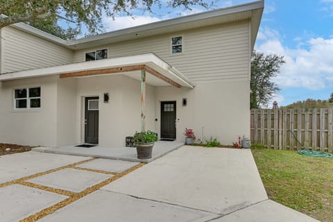4 Mi to Outlets! Townhome Near Tampa North Airport Apartment in Wesley Chapel