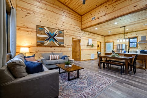 Families w/ Dogs Welcome! Cabin 5 Mi to Hochatown House in Broken Bow