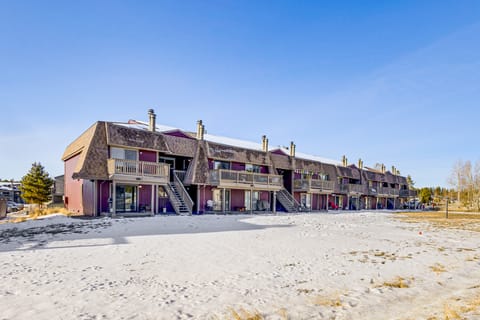 Cozy Condo: Steps to Free Winter Park Shuttle! Apartment in Fraser