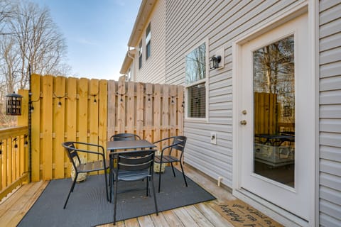 Family + Dog Friendly! Greenville Townhome w/ Deck Apartment in Greenville