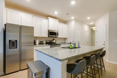 Family + Dog Friendly! Greenville Townhome w/ Deck Apartment in Greenville