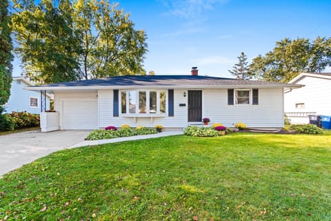 3 Blocks to Lambeau Field! Bright Home w/ Yard House in Ashwaubenon