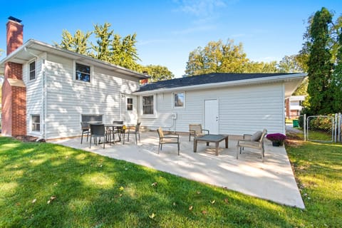 3 Blocks to Lambeau Field! Bright Home w/ Yard House in Ashwaubenon