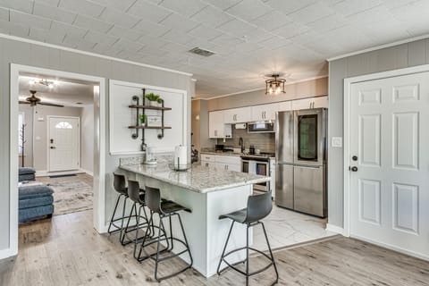 4 Mi to NAS Pensacola! Family Getaway w/ Pool House in Navy Point