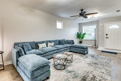 4 Mi to NAS Pensacola! Family Getaway w/ Pool House in Navy Point