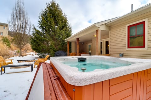 Walk to Big Boulder Mtn & Lake, Home w/ Hot Tub! House in Hickory Run State Park