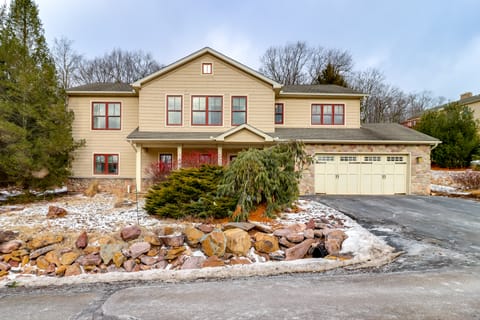 Walk to Big Boulder Mtn & Lake, Home w/ Hot Tub! House in Hickory Run State Park