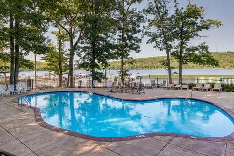 Walk to Big Boulder Mtn & Lake, Home w/ Hot Tub! House in Hickory Run State Park