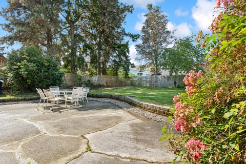 6 Mi to Downtown Seattle: Family Home w/ Yard House in Seattle