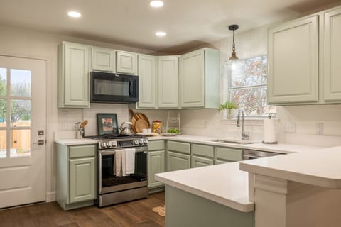 Walk to Historic Georgetown Square: Texas Getaway! House in Georgetown