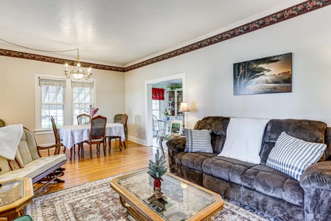 Patio Oasis! Charming 'Ivy Cottage' in Tennessee House in Tennessee