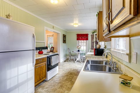 Patio Oasis! Charming 'Ivy Cottage' in Tennessee House in Tennessee