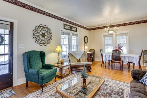 Patio Oasis! Charming 'Ivy Cottage' in Tennessee House in Tennessee