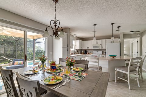 Golf, Dine & Relax Poolside! The Villages Retreat House in The Villages