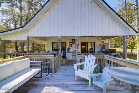Private Dock on Lake Sinclair: All-Season Retreat House in Lake Sinclair