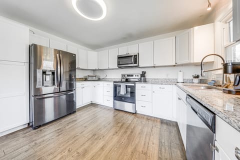 1 Mi to Park Circle: Pet-Friendly Home w/ Yard House in North Charleston