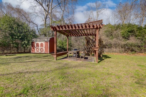 1 Mi to Park Circle: Pet-Friendly Home w/ Yard House in North Charleston