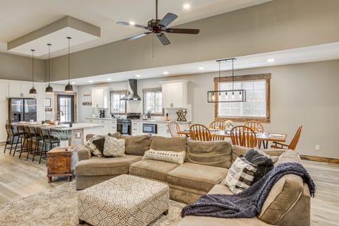 Spacious Patio & Yard! Family Home in Byrdstown House in Tennessee