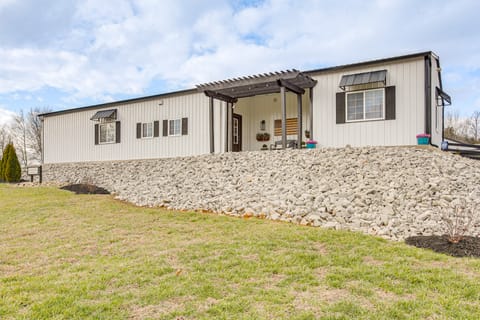 Spacious Patio & Yard! Family Home in Byrdstown House in Tennessee