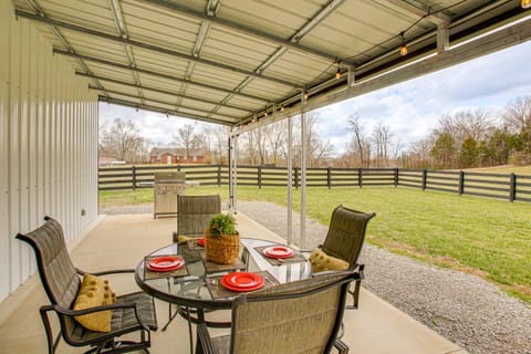 Spacious Patio & Yard! Family Home in Byrdstown House in Tennessee