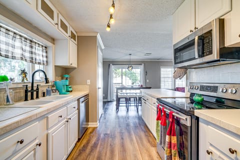 Paddle, Swim & More! Charming Home in High Springs House in Florida