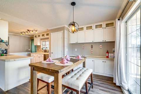 Paddle, Swim & More! Charming Home in High Springs House in Florida