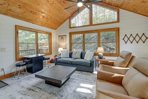 Deck, Fire Pit & Game Room! Wooded Cashiers Escape House in Lake Glenville
