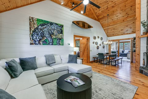 Deck, Fire Pit & Game Room! Wooded Cashiers Escape House in Lake Glenville