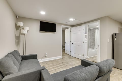 < 3 Mi to Downtown Greenville! Convenient 2BR Home House in Greenville