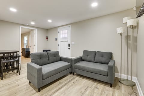 < 3 Mi to Downtown Greenville! Convenient 2BR Home House in Greenville