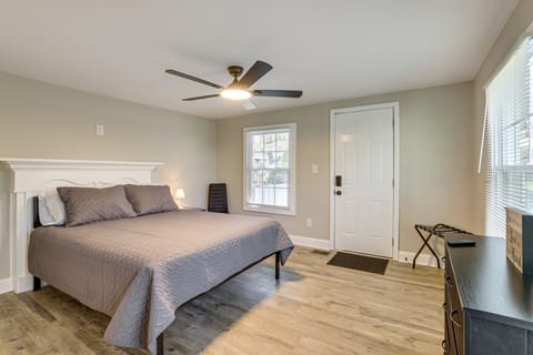 < 3 Mi to Downtown Greenville! Convenient 2BR Home House in Greenville