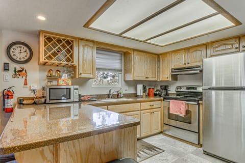 Hot Tub, Spacious Deck: Woodsy Haven in Ruidoso! House in Ruidoso