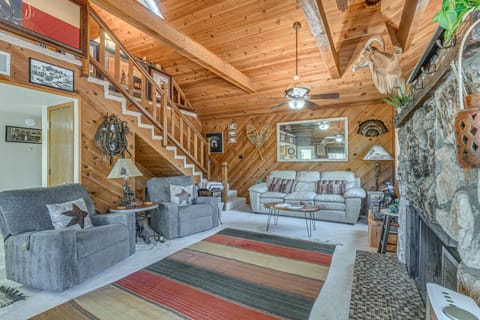 Hot Tub, Spacious Deck: Woodsy Haven in Ruidoso! House in Ruidoso