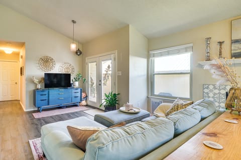 ATX Urban Oasis: Cowboy Pool + Fenced Yard House in Austin