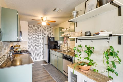 ATX Urban Oasis: Cowboy Pool + Fenced Yard House in Austin