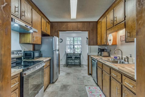 Beach Gear & Cruiser Bicycles: Quiet Pensacola Gem House in Alabama