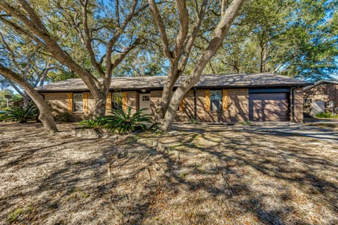 Beach Gear & Cruiser Bicycles: Quiet Pensacola Gem House in Alabama