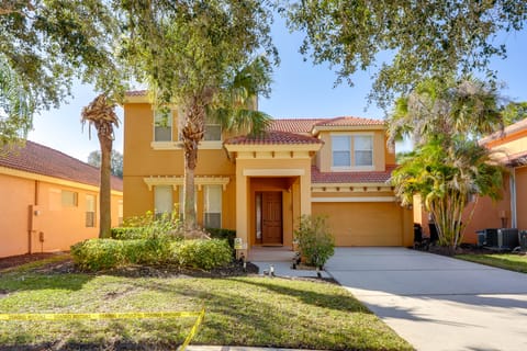 Poolside Living: Family Retreat 12 Mi to Disney House in Loughman