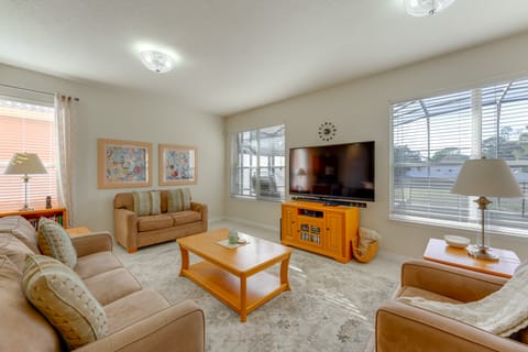 Poolside Living: Family Retreat 12 Mi to Disney House in Loughman