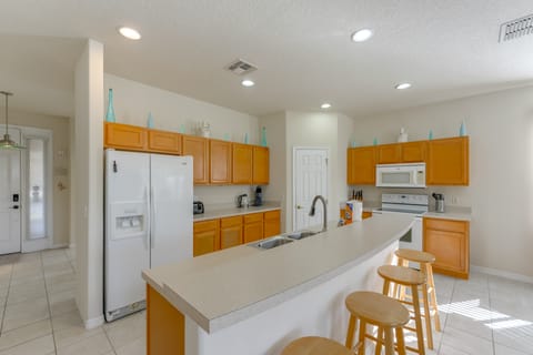 Poolside Living: Family Retreat 12 Mi to Disney House in Loughman