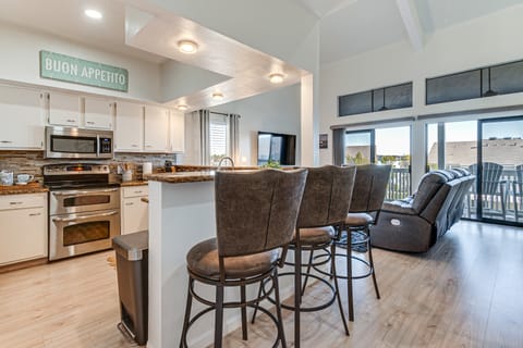 Steps to Lake Conroe! Condo w/ Balcony & Views Apartment in Lake Conroe