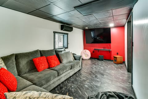 Home Theater & Hot Tub! Home Near Higgins Lake House in Michigan