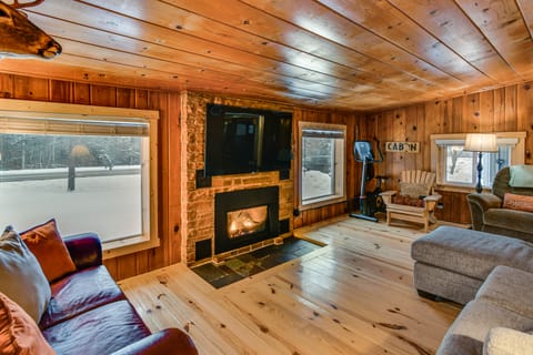 Home Theater & Hot Tub! Home Near Higgins Lake House in Michigan