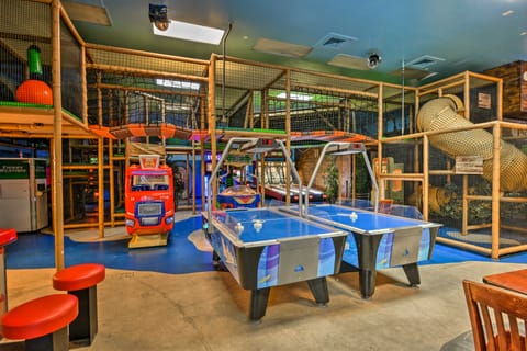 9 Mi to WDW: Resort-Style Townhome w/ Pool Access Apartment in Four Corners