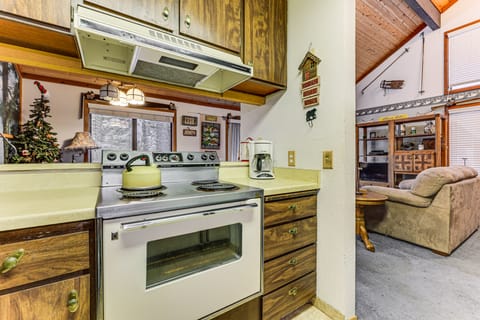 Community Perks & Watercrafts: Shaver Lake Condo Apartment in Shaver Lake