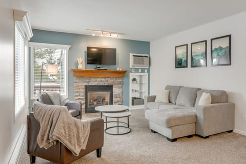 Ski-In/Ski-Out Getaway w/ Deck in Clymer! Apartment in Allegheny River